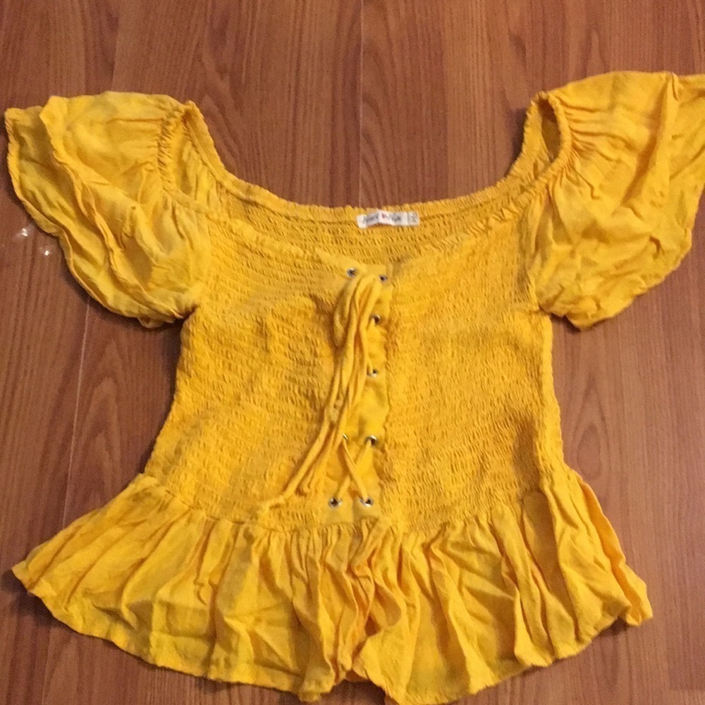 Hearts & Hips yellow shirt size L (K)